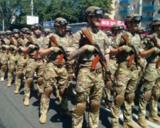 Річниця звільнення Маріуполя: грандіозний парад і гучні обіцянки