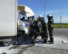 Адское ДТП под Днепром смяло грузовик в гармошку - тело несчастного вырезали из груды изувеченного металла