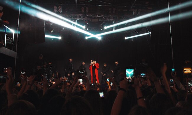 МАУ попала в громкий скандал, концерт MÉLOVIN оказался под угрозой: мест меньше, чем пассажиров