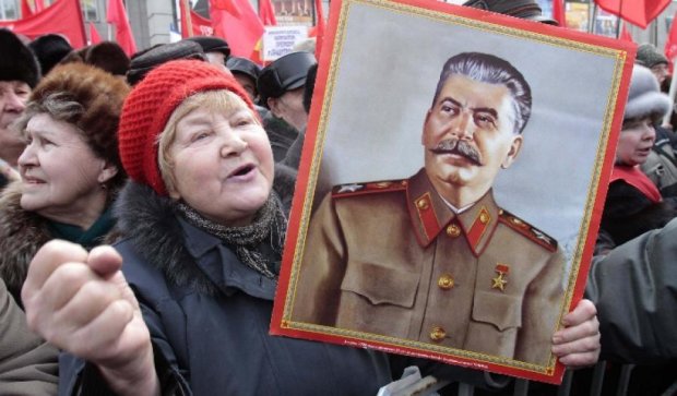 В России водитель маршрутки избил пенсионера из-за плаката со Сталиным