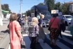 Разъяренные харьковчане перекрыли дорогу с требованием закрыть Коксохим: "Люди - не крысы!"