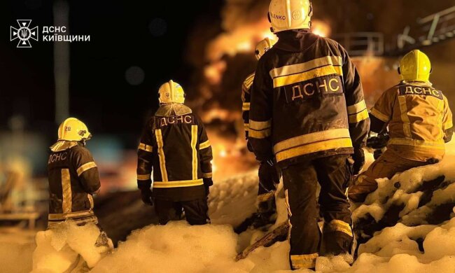 Наслідки атаки на енергооб'єкт: ДСНС ліквідовує пожежу