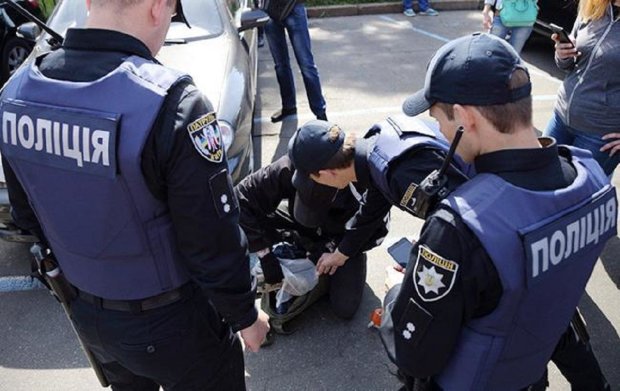 "Ты что, умный, на*уй?": под Одессой разъяренный коп избил мужчину дубинкой, жестокие кадры