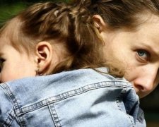 Как государство забирает льготы у одиноких матерей
