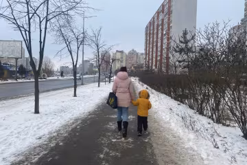Мама з дитиною, сніг, зима, фото: Знай.ua