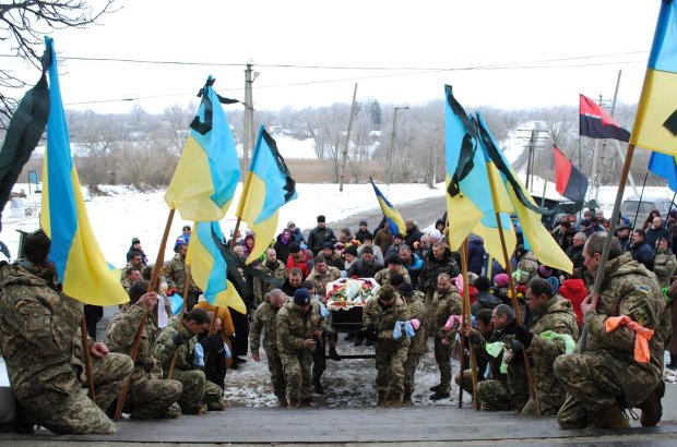 Украинцы на коленях и в слезах провели легенду АТО в последний путь: мощное видео