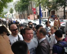 Нардеп попався в руки мітингувальників під Радою
