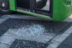 В Харькове неадекват напал на троллейбус посреди дороги - разбитое стекло и водитель в шоке