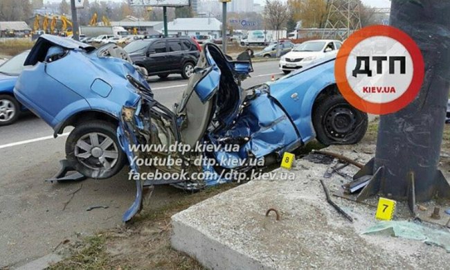 Смертельне ДТП у Києві: іномарку розплющило об стовп (фото)