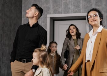 Люди осматривают квартиру. Фото: freepik