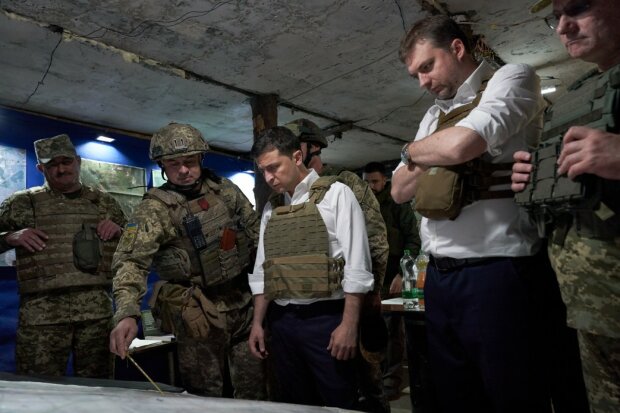 "Свист пуль и звуки взрывов": Зеленский провел экстренную встречу с военными на передовой