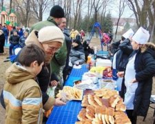 На Масляну десантники роздали у зоні АТО 5 тисяч млинців