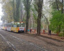 В Днепре переполненный трамвай сошел с рельсов: детали в шаге от катастрофы