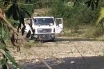 Водій вантажівки миє авто прямо у річці, скріншот з відео