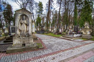 Львовский чиновник организовал бизнес на костях 