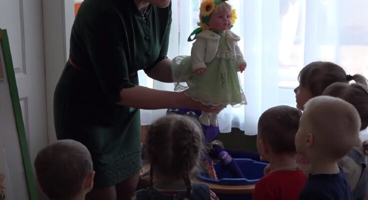 Діти в садочку. Фото: скриншот з відео