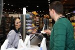 В магазині АТБ у покупця "зникла" величезна сума, хіба червоний цінник вартий цього - жорстке відео