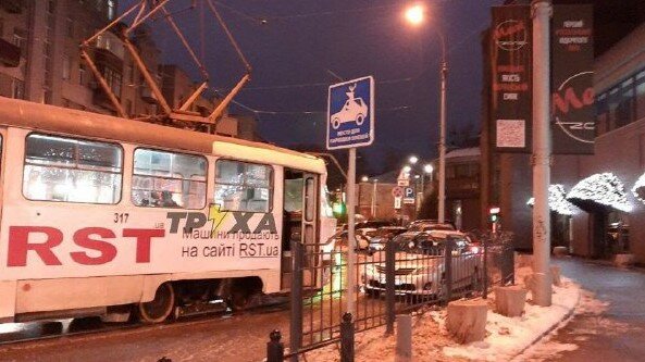 Харківський "герой парковки" перекрив дорогу трамваїв, містяни лютують: "Олені не читають знаки!"