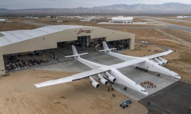 Літак-гігант Stratolaunch вперше показали на відео