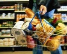 Українці витрачають на їжу 65% від зарплати - експерт