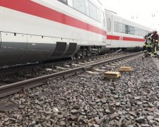 НП у Німеччині: швидкісний поїзд злетів з рейок