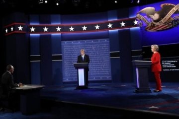 Клинтон на дебатах: Трамп потакает кремлевским хакерам