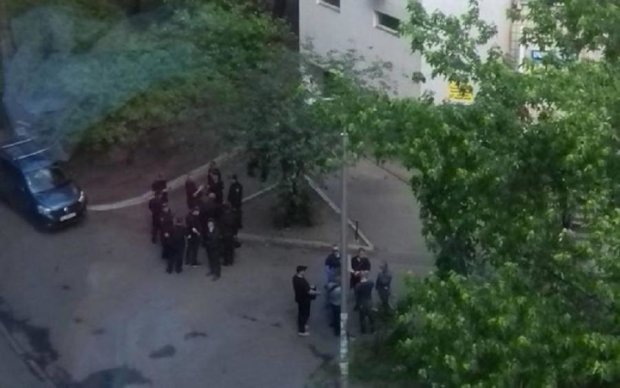 Титушки штурмуют киевский офис на глазах у копов