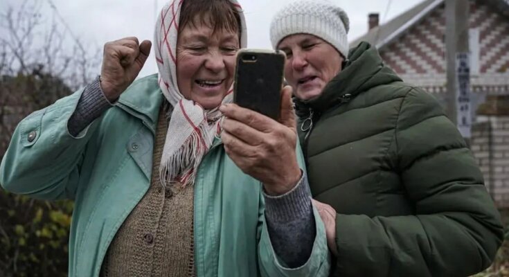 Украинцы, телефон. Фото: "Суспільне"