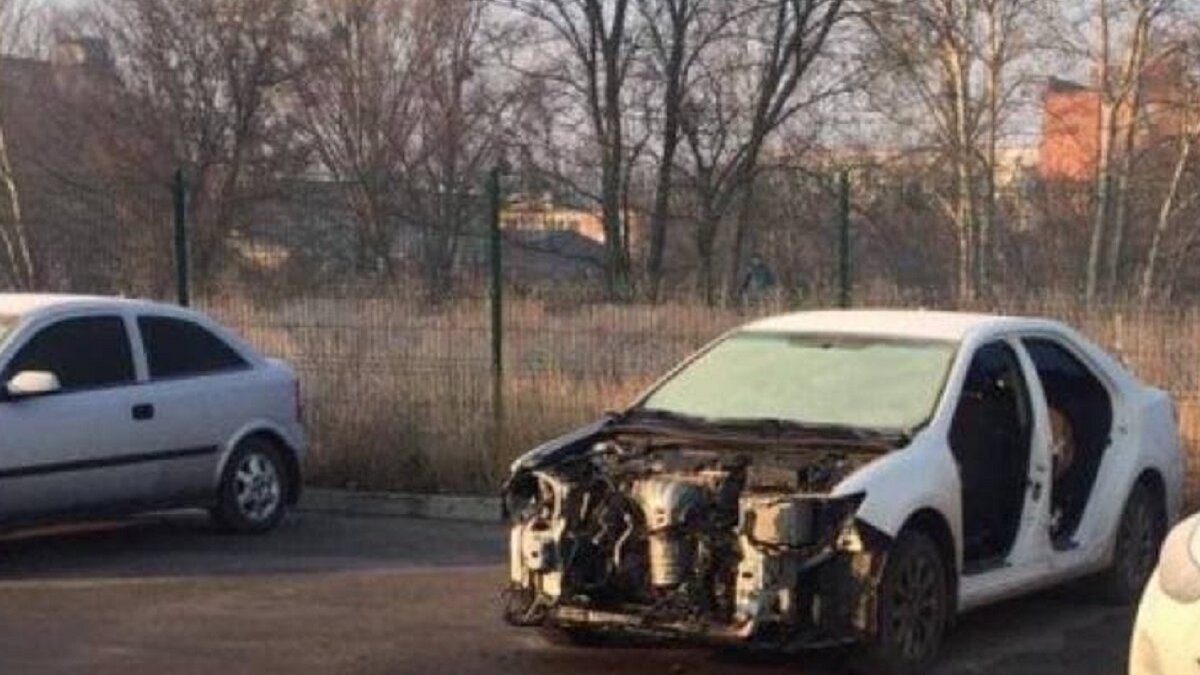 В Харькове разобрали автомобиль посреди парковки - ЗНАЙ ЮА