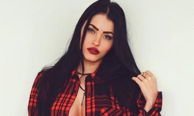 Жакет на голое тело: горячая модель подготовилась к холодам