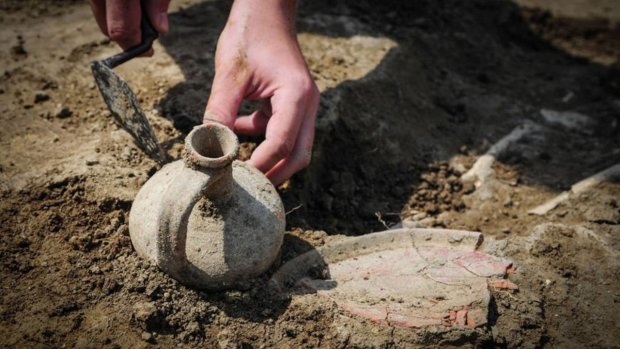 Археологи обнаружили уникальный древний кувшин с лицом: фото