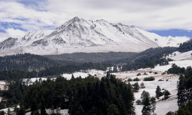 Райский курорт оказался в снежном плену, весь мир в шоке: ошеломительные фото