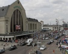В Киеве на Вокзальной машина сбила двух пешеходов и скрылась (видео)