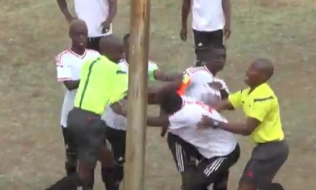 Убойный футбол в Зимбабве: судья подрался с футболистом