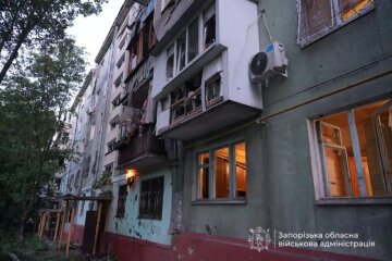 Пошкоджена багатоповерхівка у Запоріжжі після нічного обстрілу