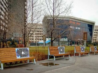 У Києві встановили лавочки з екранами / фото: Telegram