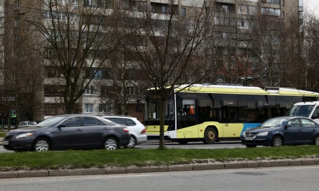 Улица Патона во Львове: транспорт возвращается на маршруты