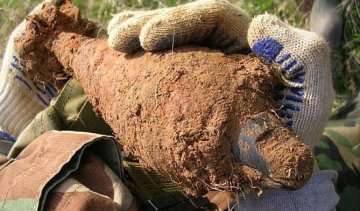На Луганщині чоловіки ремонтували машину міною