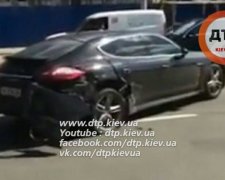 Volkswagen "поцеловал" Porsche в Киеве (фото)