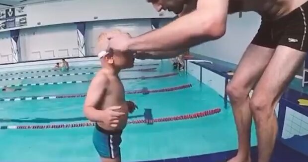 Маленький "іхтіандр" з Прикарпаття пірнув на глибину в чотири метри - навчився плавати, а потім ходити