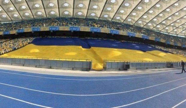 На НСК "Олимпийский" развернули самый большой флаг Украины в мире