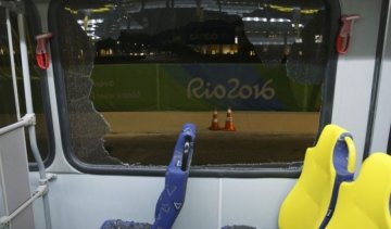 В Рио напали на автобус с журналистами