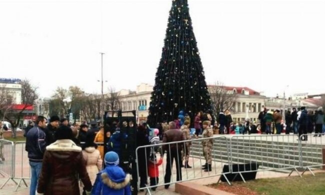 Дітей в Криму пускають до новорічної ялинки через металошукач