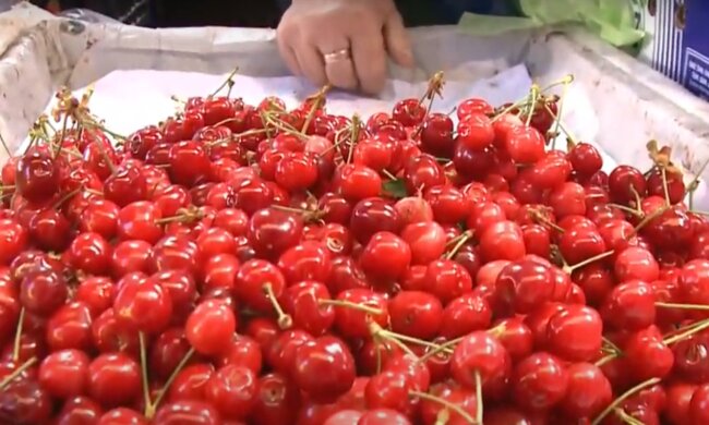 На Тернопольщине стартовал ягодный сезон - по чем клубника и черешня