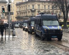 Во Львове неспокойно: дороги перекрыты, на улицах военная техника и полиция