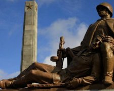 Поляки знесли монумент Червоній армії: в Кремлі істерика
