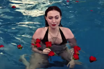 Маша Полякова, кадр из клипа на песню "Summer Party"