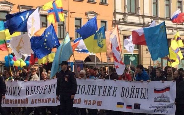 На антивоенном марше в Петербурге прозвучал гимн Украины