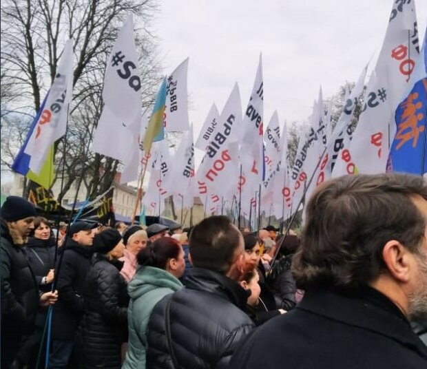 Зубожілі львів'яни обклали губернатора Козицького "червоними прапорцями", поліція напоготові - що вимагають від соратника Зеленського