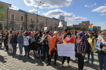 "Держите яйца!": озверевшие радикалы атаковали ЛГБТ-парад в Харькове